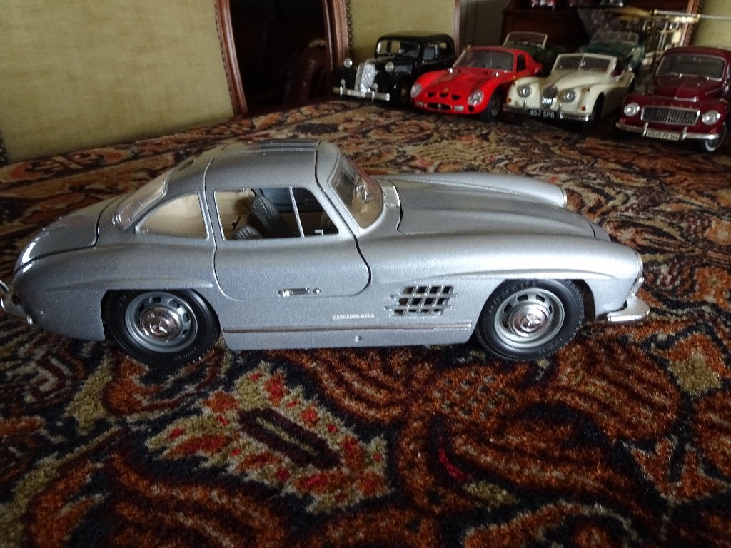MOOIE MERCEDES  BENZ 300SL GULLWING  BbURAGO  1954, Ophalen of Verzenden, Zo goed als nieuw, Auto, Bburago