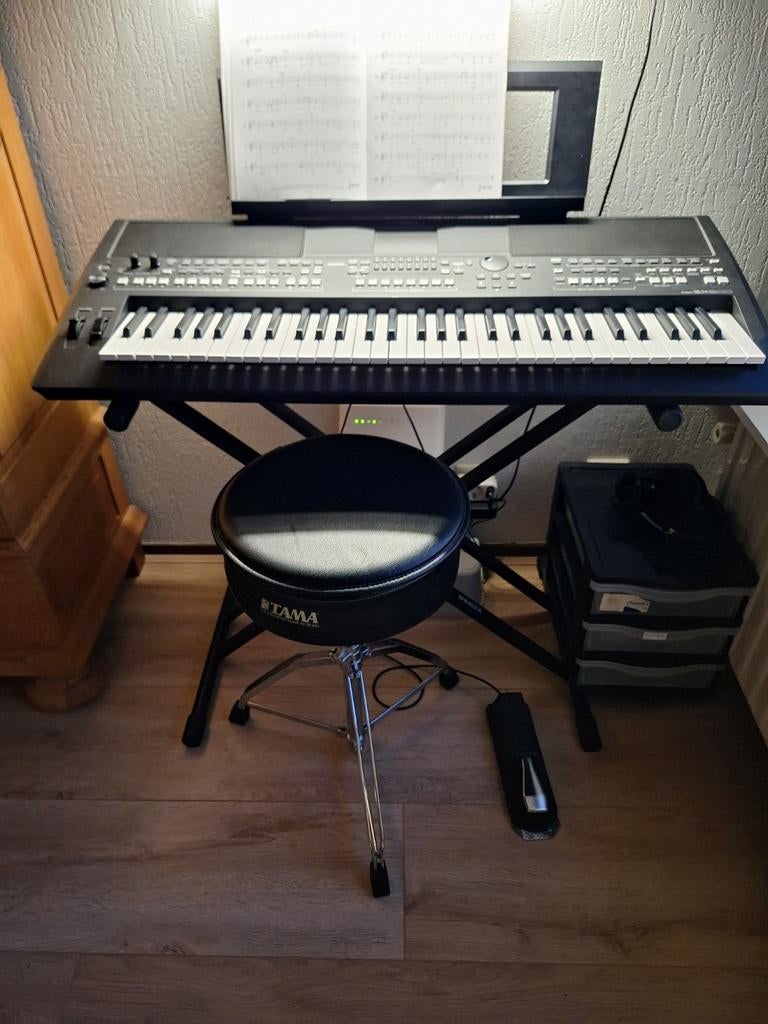 Yamaha PSR sx 600 keyboard, Muziek en Instrumenten, Keyboards, Zo goed als nieuw, 61 toetsen, Yamaha, Aanslaggevoelig, Met standaard