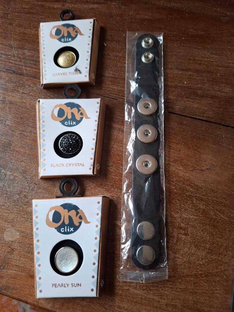 Nieuwe Ona clix armband (zwart) met 3 bedels - Nieuw!, Overige materialen, Zwart, Nieuw, Ophalen of Verzenden