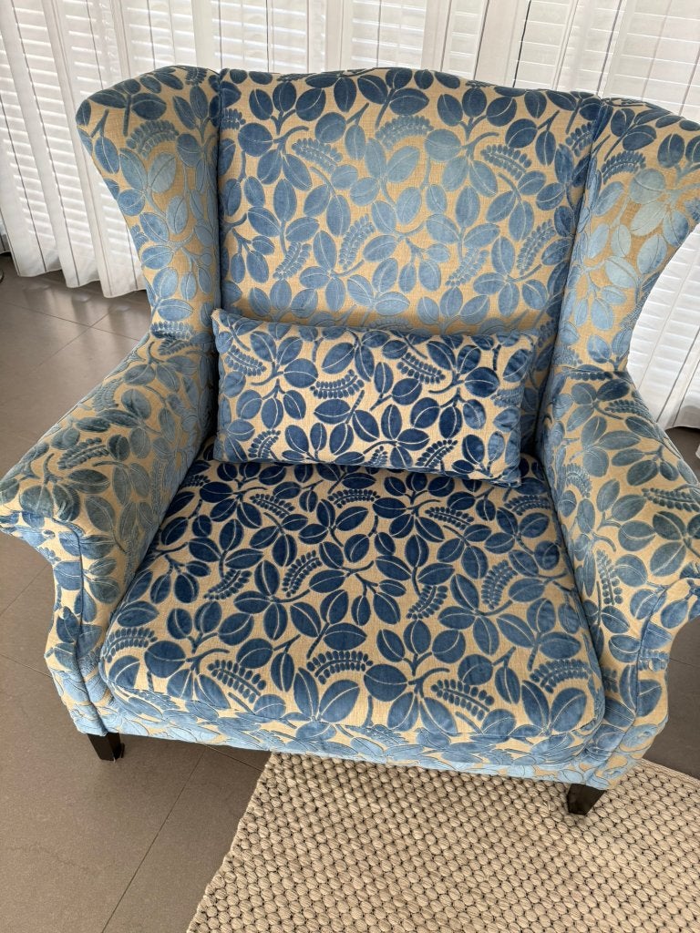 Foto 3 van 2x Loveseat bekleed met 'Designers Guild' stof.