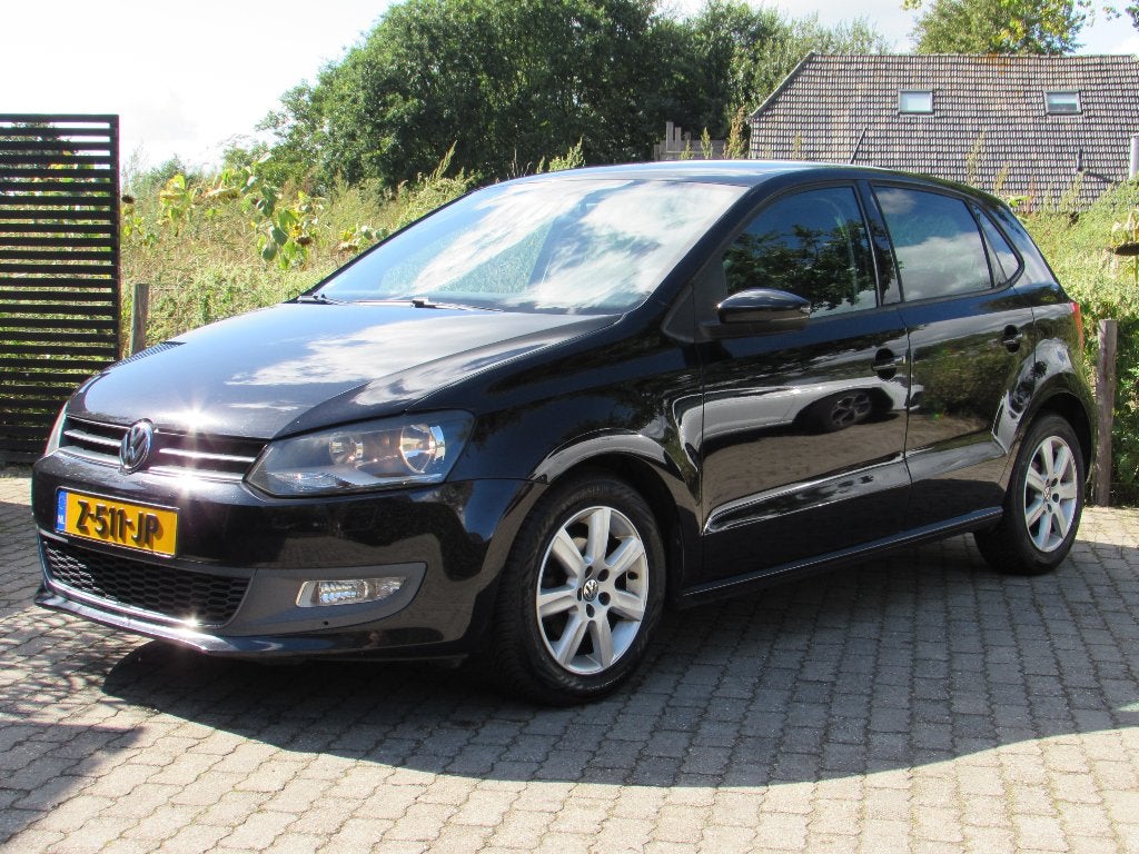 Volkswagen Polo 1.4 Highline NAVI | CC | Stoelverwarming PDC, Voorwielaandrijving, 86 pk, 40 €/maand, Zwart