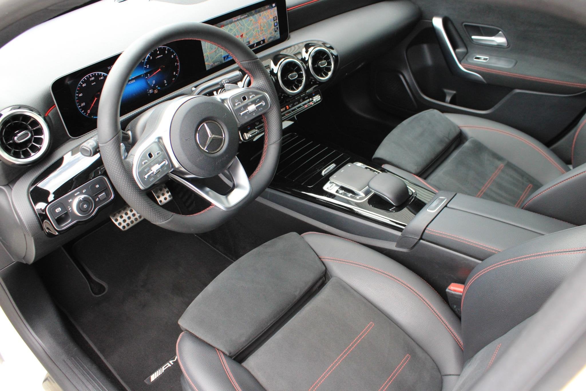 Mercedes-Benz A-Klasse 180 AMG Pano | LED | Stoelverwarming, Auto's, Mercedes-Benz, 136 pk, Gebruikt, 4 cilinders, Wit