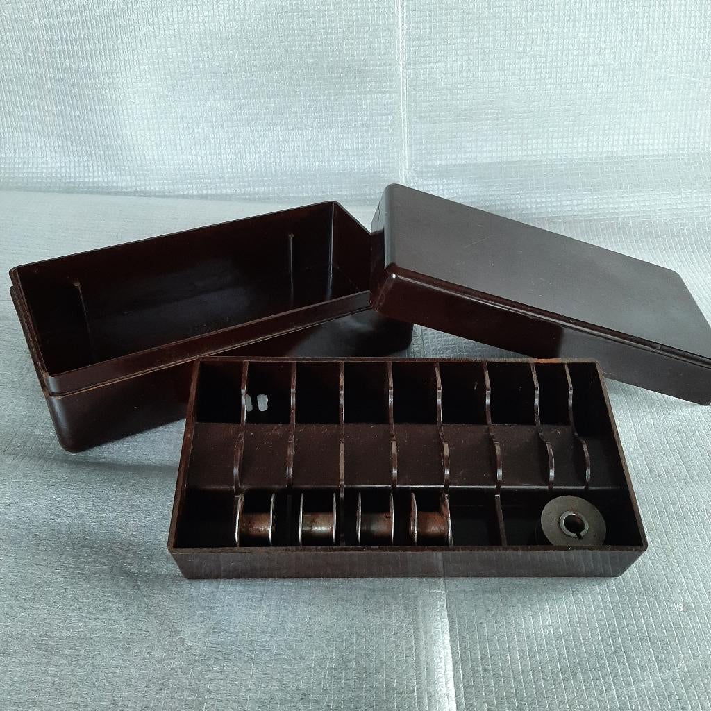 vintage opbergdoosje bakeliet voor o.a naaimachine spoeltjes, Ophalen