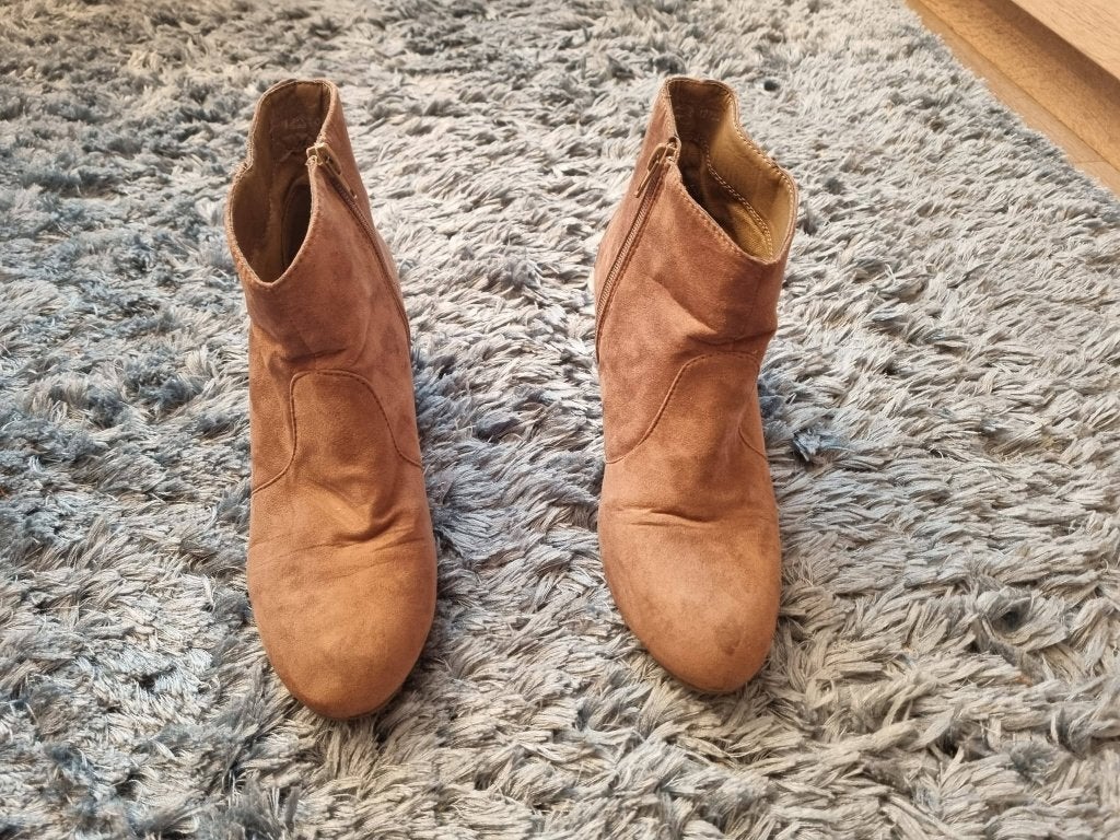 beige / licht bruin lage laarzen met hak maat 39, Beige, Lage of Enkellaarzen, Ophalen of Verzenden, Zo goed als nieuw