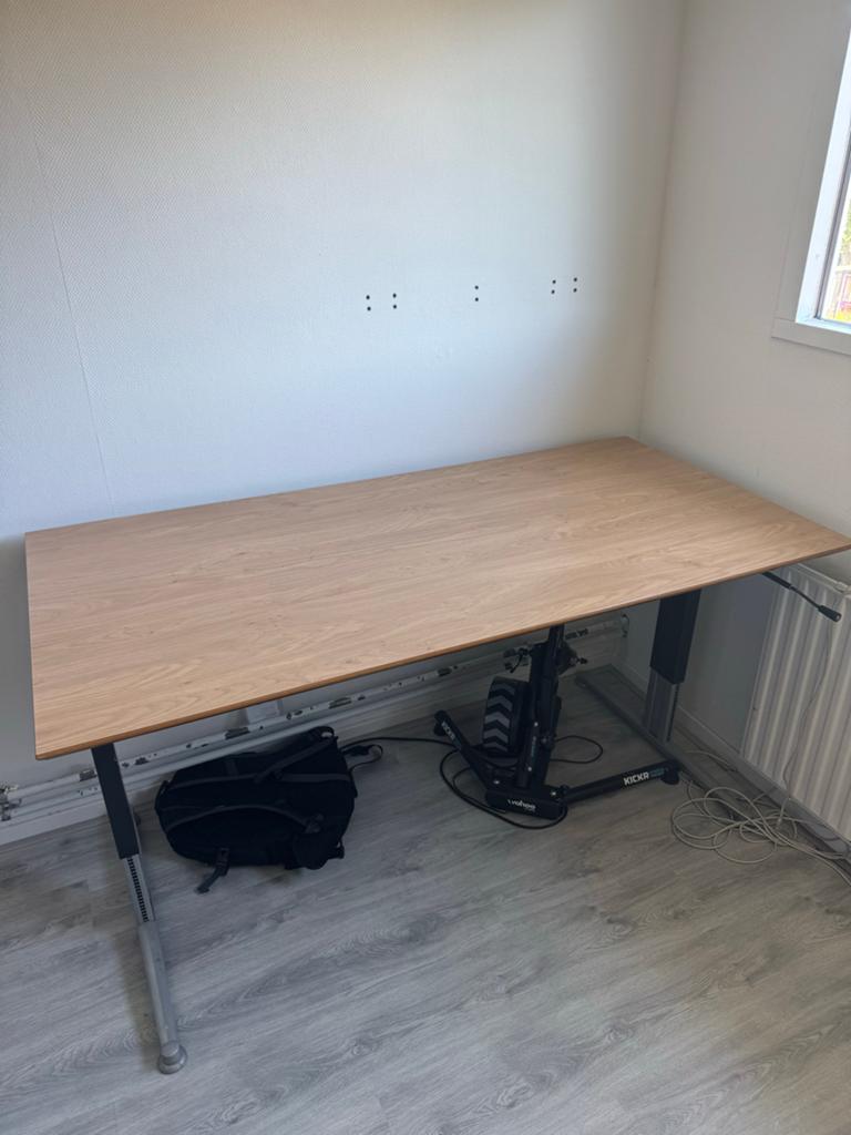 In hoogte verstelbaar bureau met slinger 180x60 cm, Huis en Inrichting, Bureaus, Ophalen, Overige typen, 180 cm, In hoogte verstelbaar