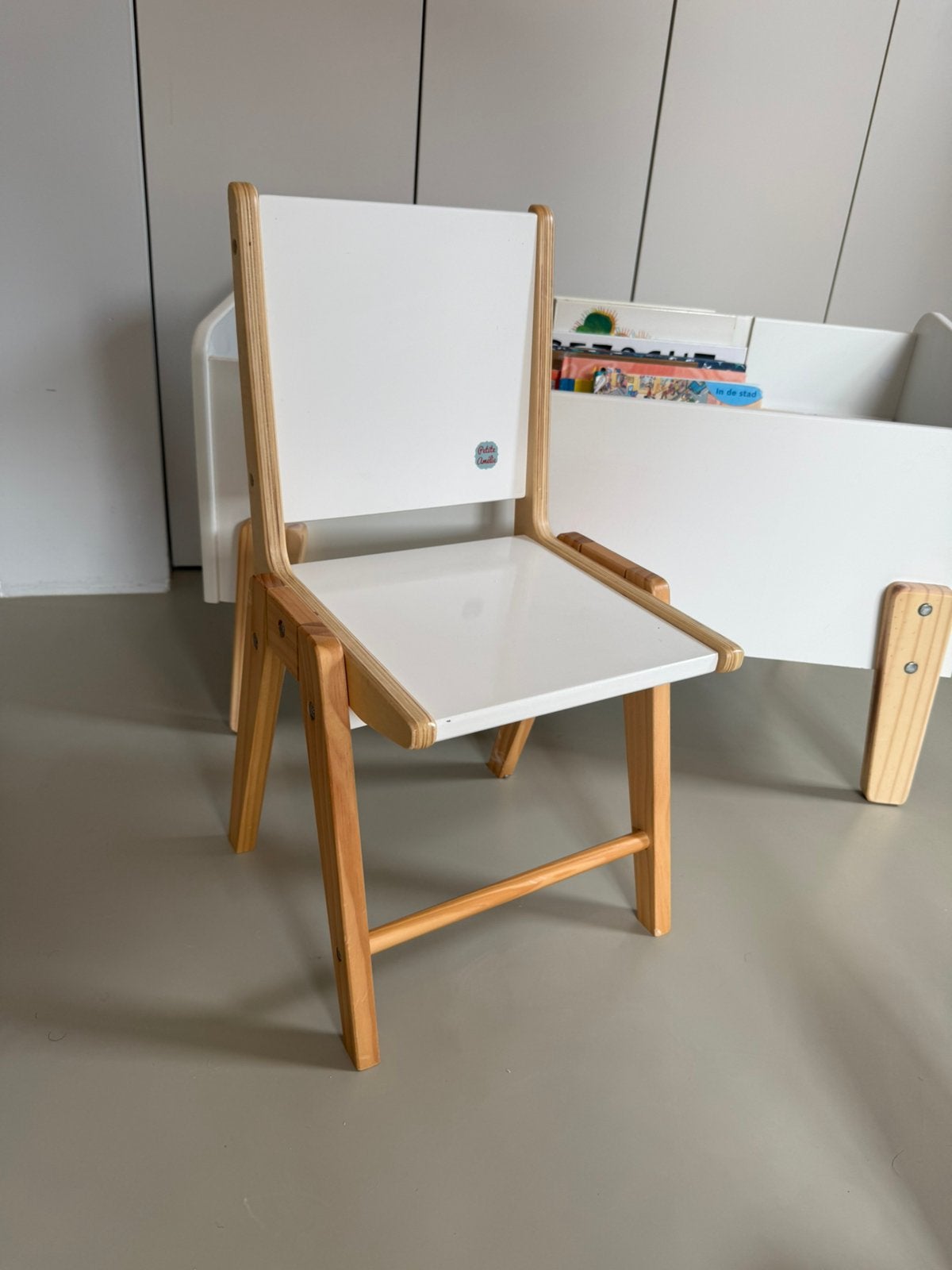 Petite Amélie kinderstoel (boekenkast en bureau ook te koop), Ophalen, Zo goed als nieuw, Stoel(en)