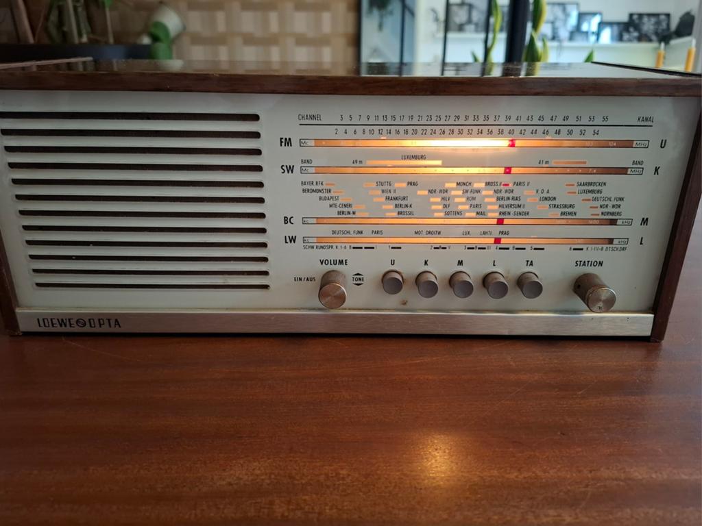 Vintage Loewe Opta Novella Radio - Type 82 002, Ophalen, Zo goed als nieuw, Radio