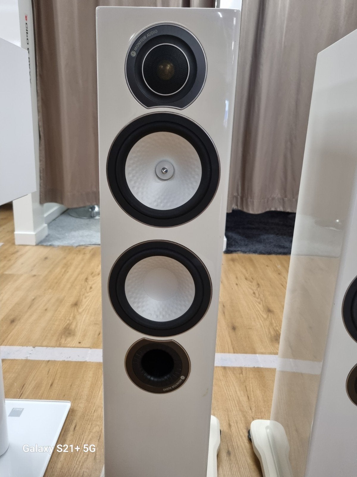 Monitor Audio RX6 Hoogglans wit-Nieuwstaat!, Vloerstaande luidspreker, 120 tot 150 watt, //, Zo goed als nieuw