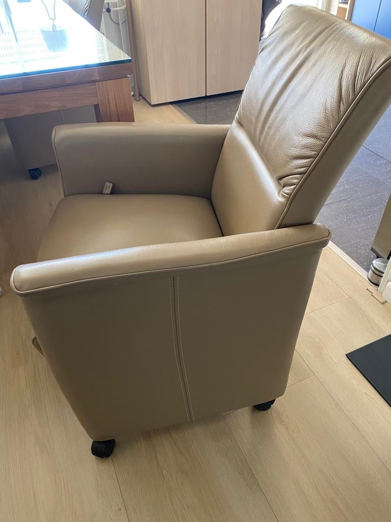 Een puntgave, beige, leren fauteuil, Ophalen, Minder dan 75 cm, Leer, Zo goed als nieuw