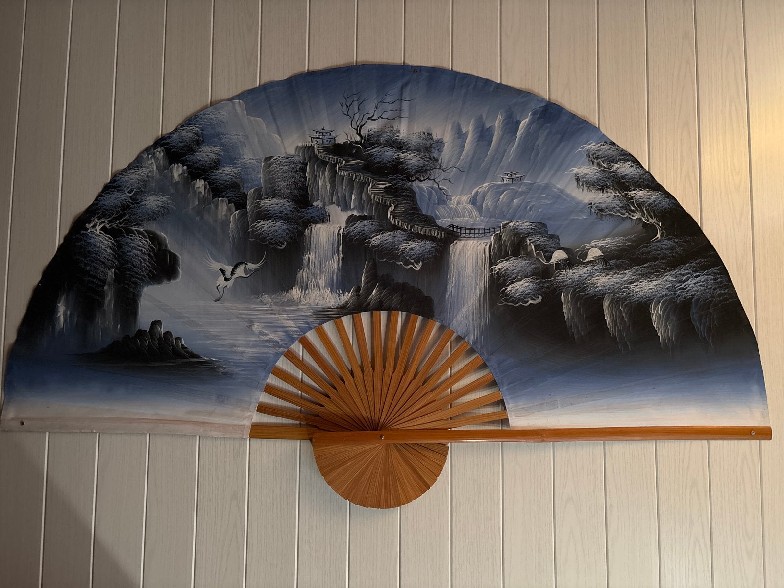 Grote decoratieve wandwaaier met Oosters landschap, Huis en Inrichting, Hout, Gebruikt, Blauw, Ophalen of Verzenden