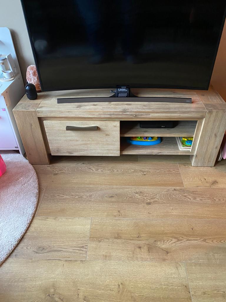 Zeer net tv meubel acaciahout 134x45x45cm, Huis en Inrichting, Kasten | Televisiemeubels, Ophalen, Zo goed als nieuw, 25 tot 50 cm