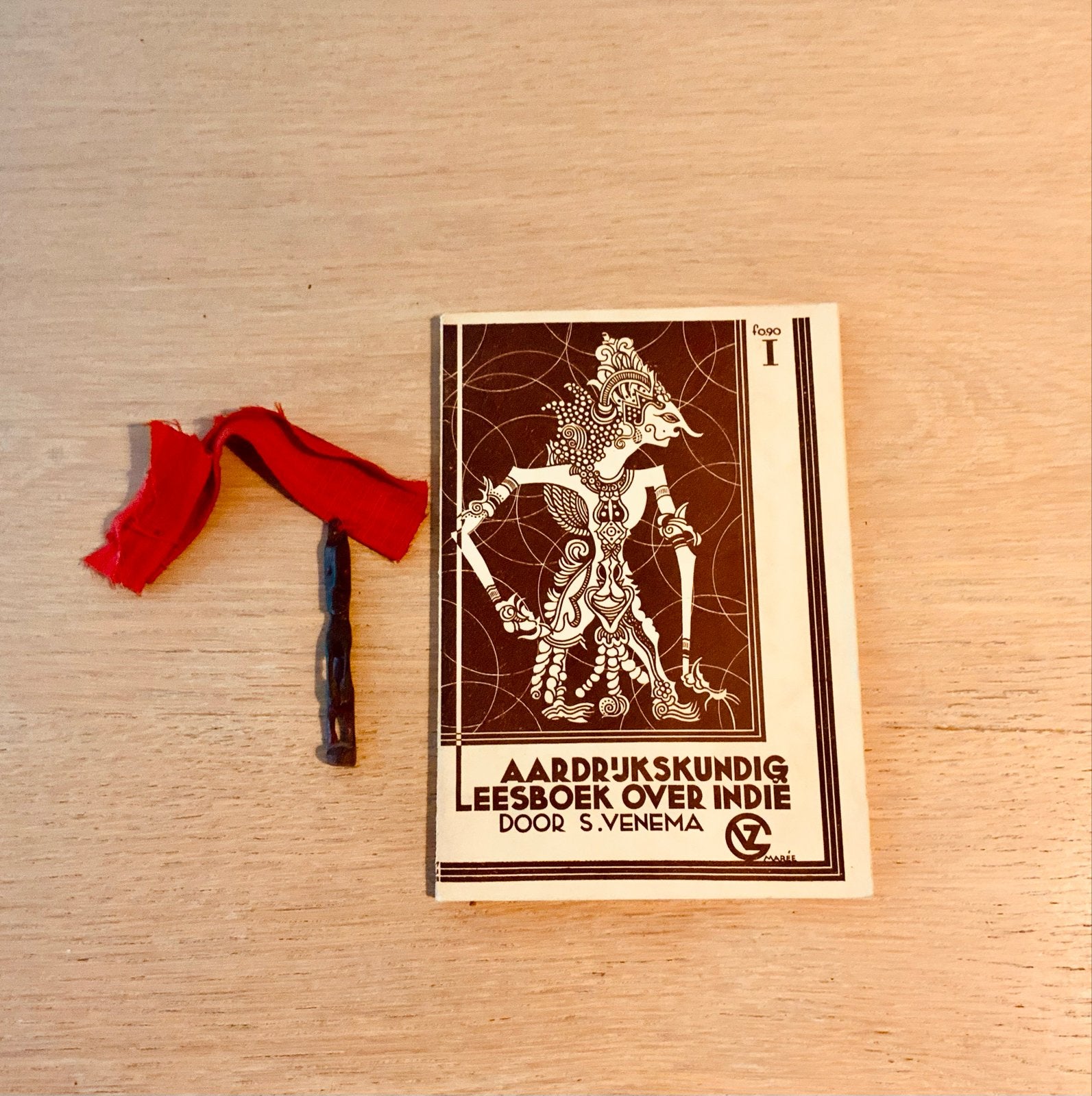 Schoolboek Indië 1932 met wajang popje, Natuurlijk materiaal, Ophalen of Verzenden, Handgemaakt, Meerkleurig