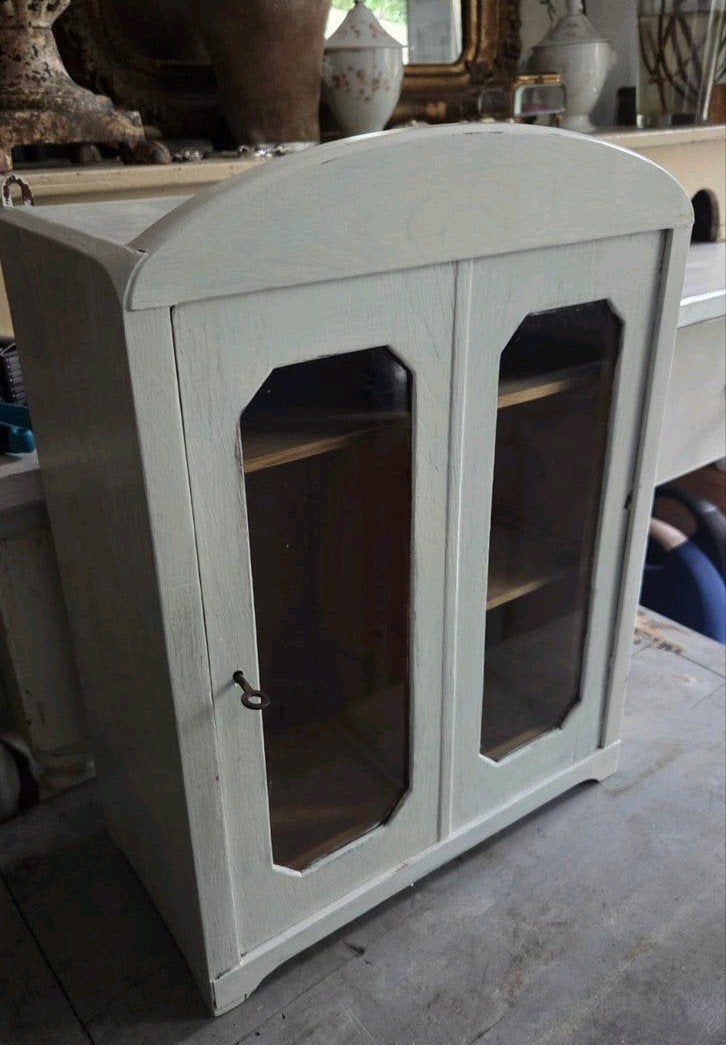 Brocante oud Frans houten vitrinekastje met nog t oude glas, Ophalen