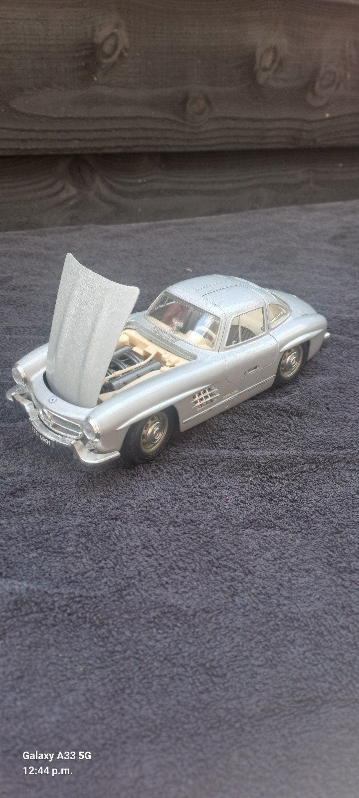 mooie mercedes sl schaal 1:18 kleur grijs top staat, Hobby en Vrije tijd, Modelauto's | 1:18, Ophalen of Verzenden, Zo goed als nieuw