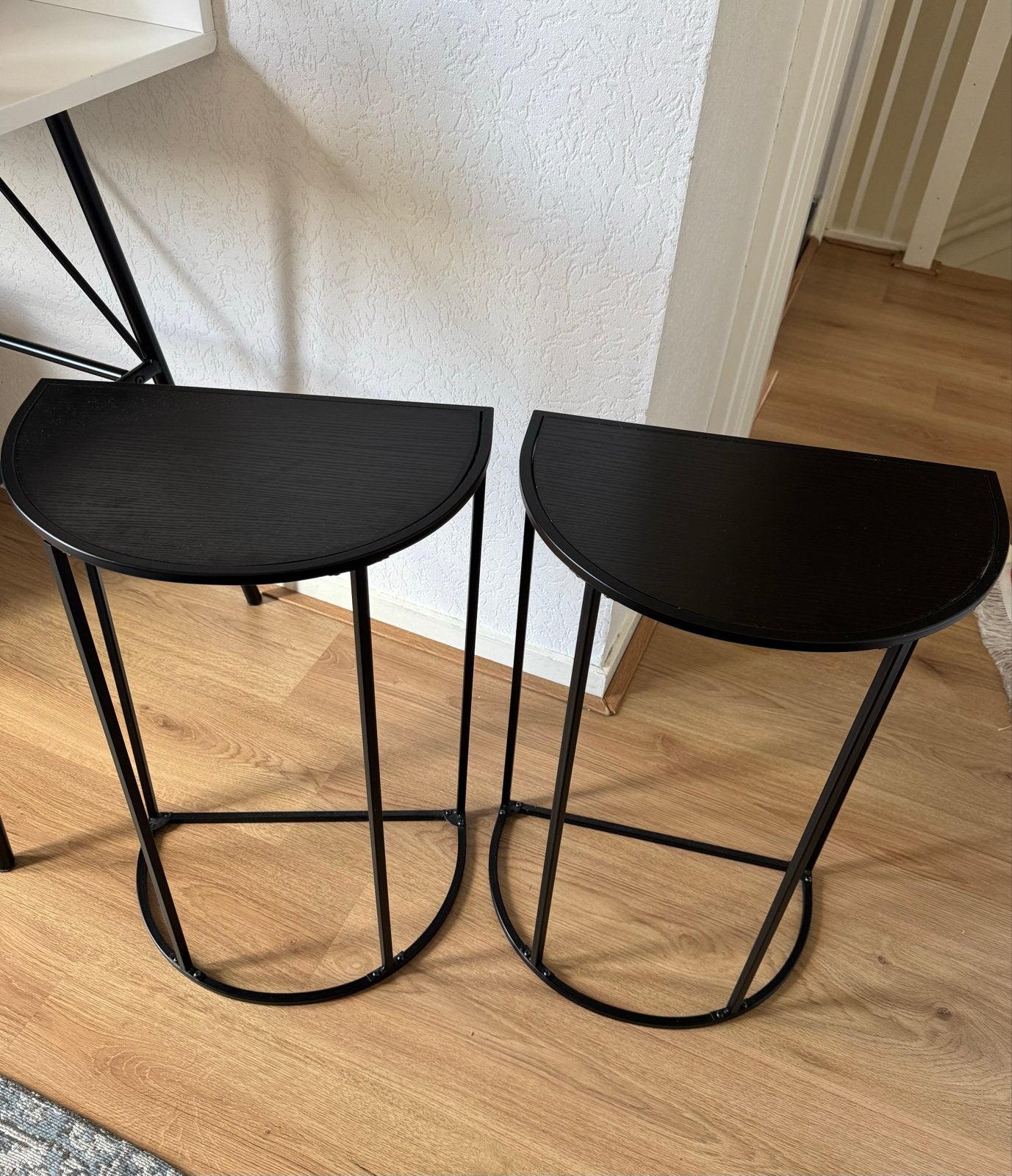 Twee zwarte nachtkastjes / bijzettafels, Ophalen, Gebruikt, Minder dan 45 cm, Metaal of Aluminium