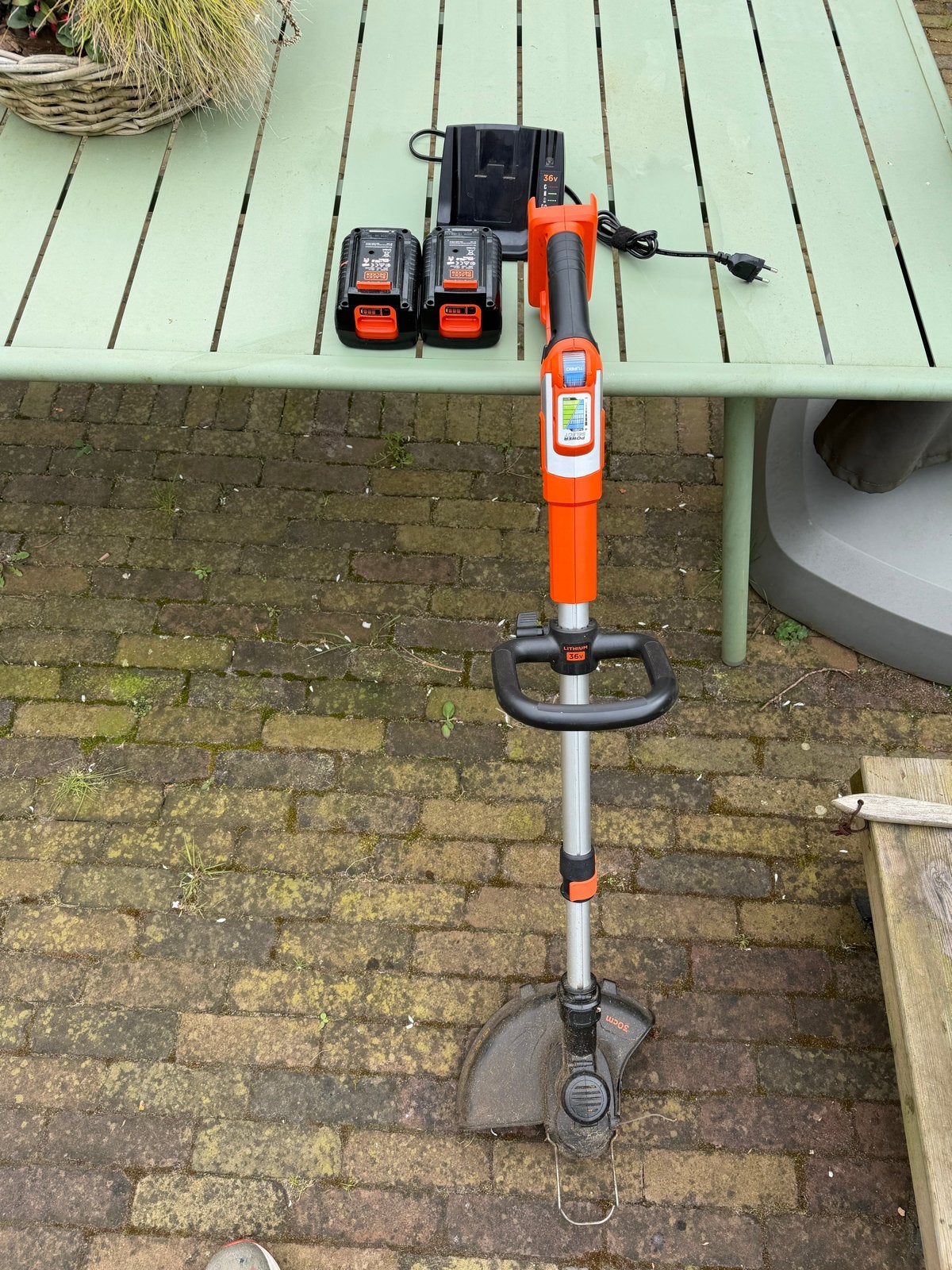 Black+Decker kantenmaaier met 2 accu's en lader, Ophalen, Gebruikt, 10 tot 30 cm, Accu