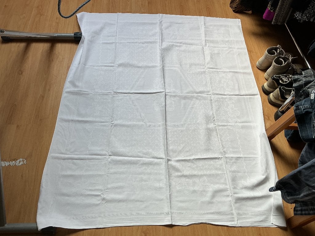 Nieuw wit damast tafelkleed. 120X145 cm, Ophalen of Verzenden, Nieuw, Rechthoek