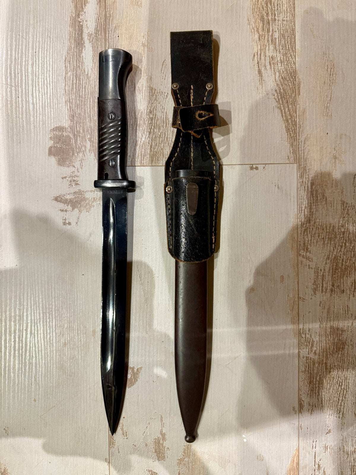 Originele Duitse K 98 bajonet met schede en leren frog, Ophalen of Verzenden, Landmacht, Duitsland, Mes of Dolk