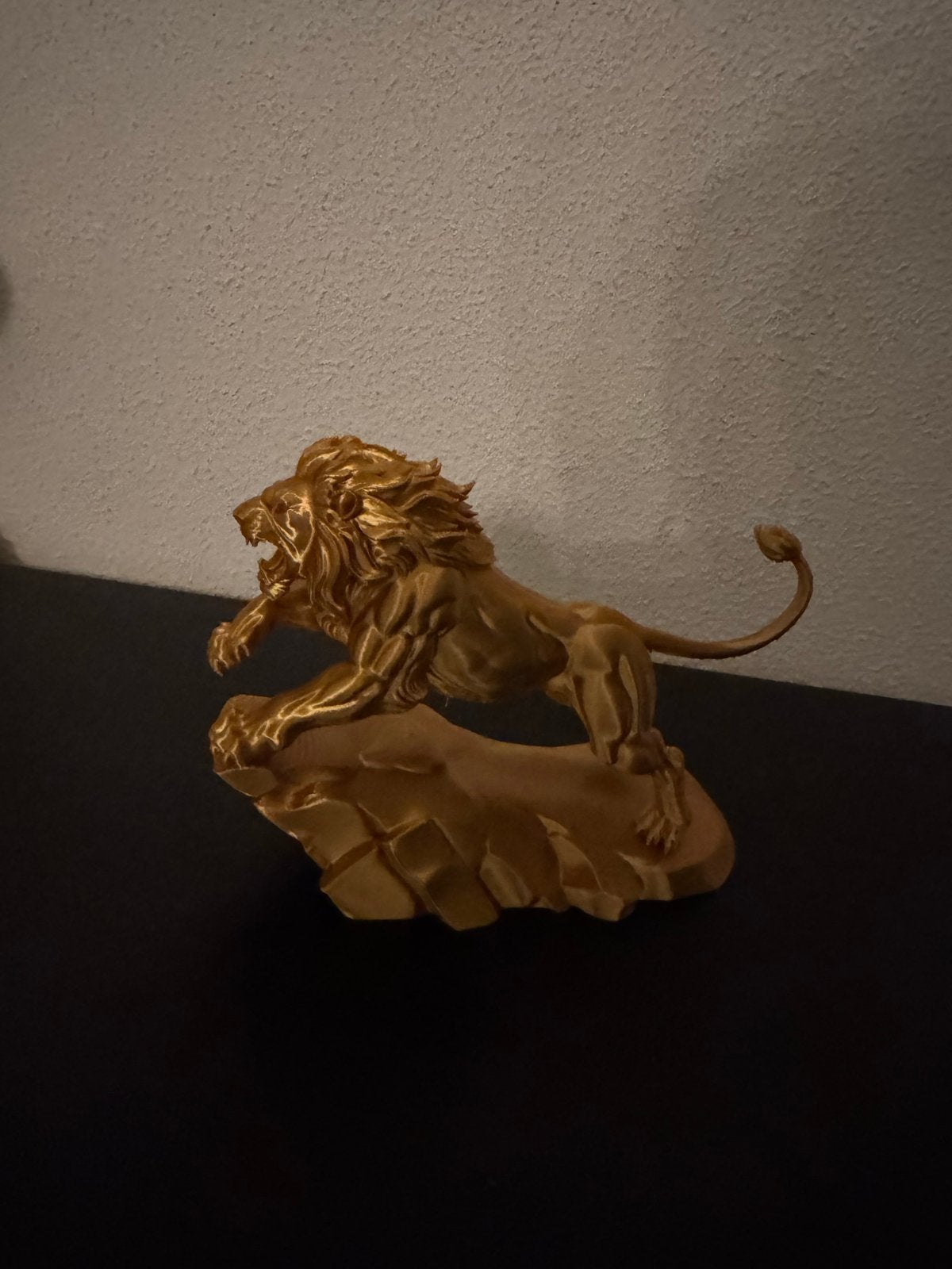 Gouden Leeuw Beeldje - Decoratief en Krachtig, Kunststof, Ophalen of Verzenden, Zo goed als nieuw, Goud