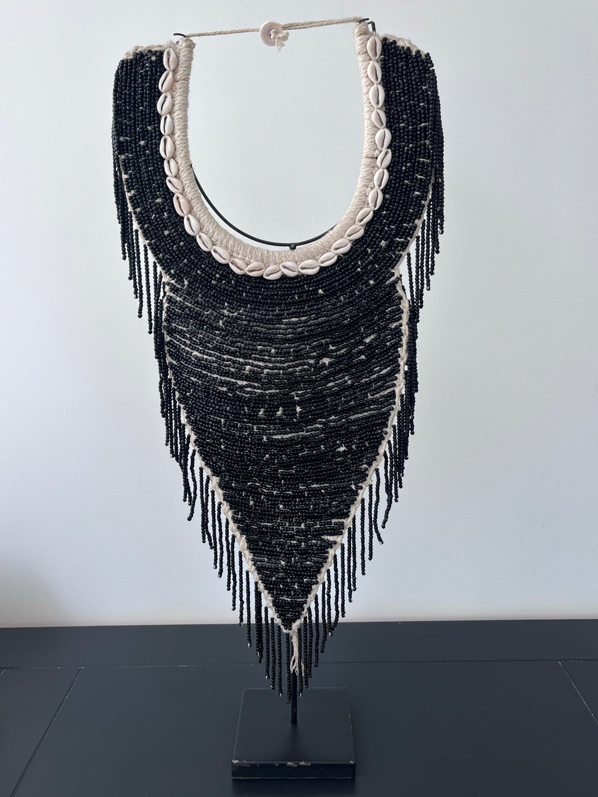 Decoratieve kralenketting met schelpen op standaard, Antiek en Kunst, Ophalen, Natuurlijk materiaal, Afrika, Overige typen