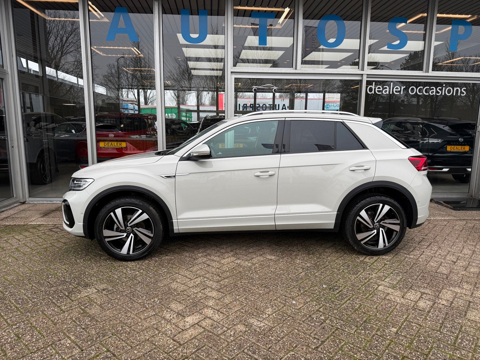 Volkswagen T-Roc 1.5 TSI R-Line ELEKTRISCHE ACHTERKLEP , CAR, 1258 kg, Zwart, 4 cilinders, Alcantara