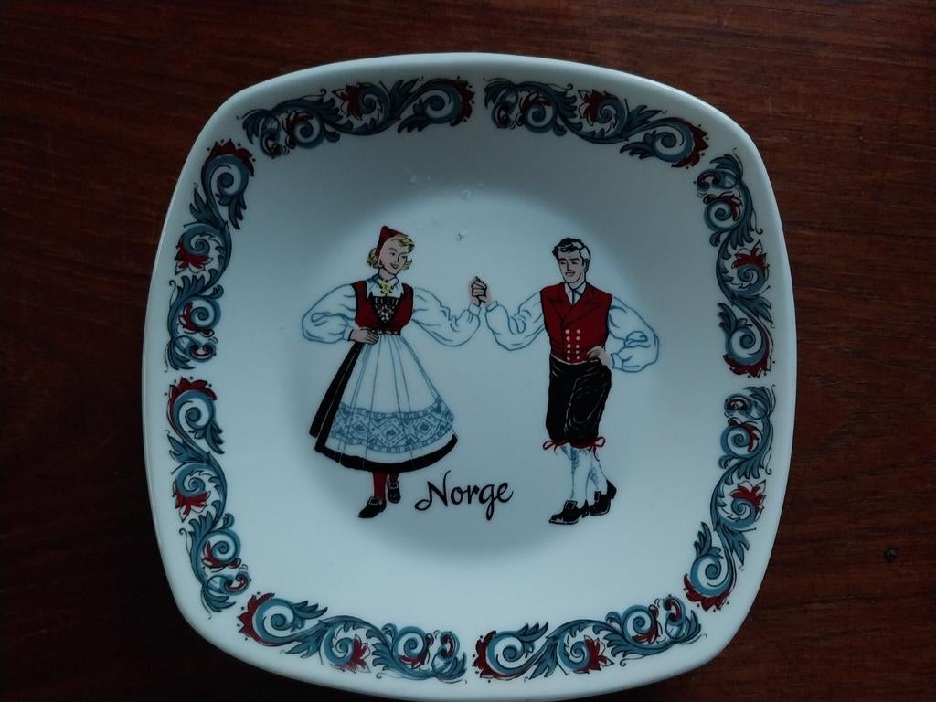 Plat Schaaltje HARDANGER DANCERS FIGGJO FLINT Tante Brocante, Ophalen of Verzenden, Overige stijlen, Schaal of Schalen