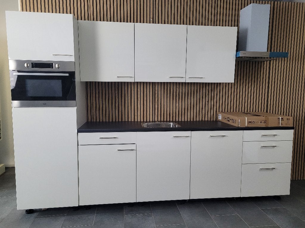 NIEUWE BRUYNZEEL "HOOGGLANS" 300 cm breed/ INNOVARE OUTLET, Wit, Nieuw, Enkelwandige keuken, Hoogglans of Gelakt