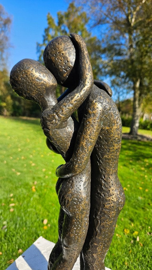 bronzen beeld / KUSSEND LIEFDESPAAR, Tuin en Terras, Overige materialen, Nieuw, Info@huisentuindecoratiemarie.nl, Mensenbeeld
