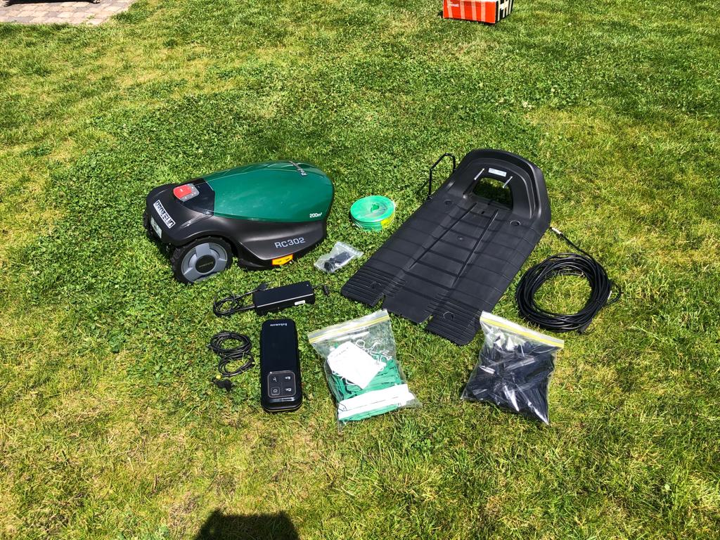 Aangeboden Complete Robomow rc302 Robot grasmaaier., Ophalen of Verzenden, Zo goed als nieuw, Meer dan 25 cm, Robomow