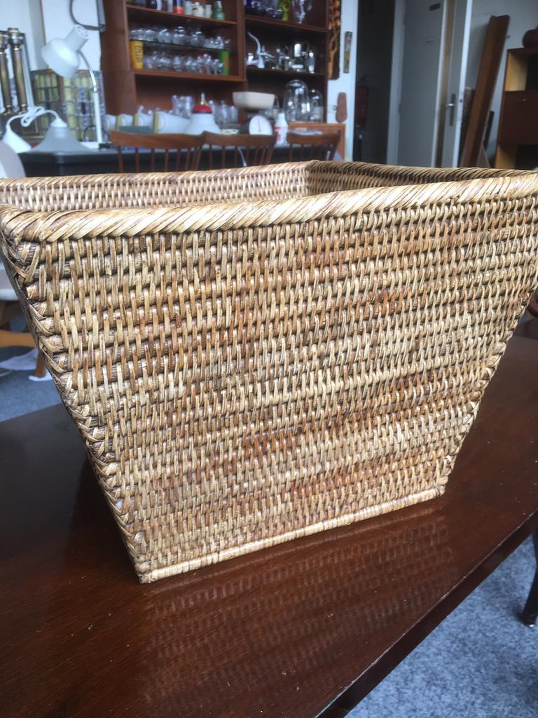 Stevige rattan plantenbak of  mand. 35 x 35 cm, Ophalen of Verzenden, Zo goed als nieuw, Rond, Riet