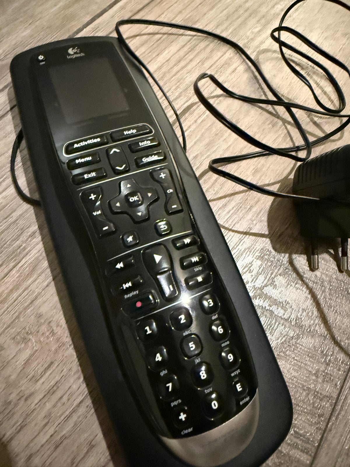 Logitech Harmony Afstandsbediening met Oplaadstation, Audio, Tv en Foto, Afstandsbedieningen, Gebruikt, Universeel, Tv, Ophalen of Verzenden
