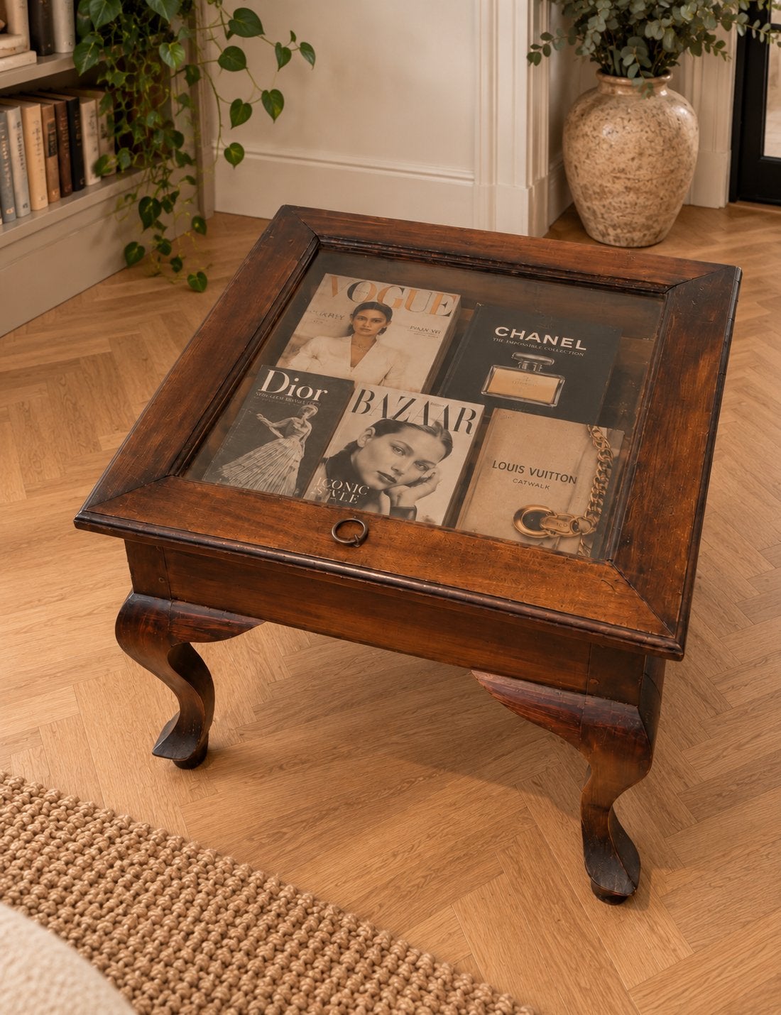 Vintage houten vitrinetafel / displaytafel met glazen blad, Ophalen, 75 cm of meer, 60 cm of meer, Rechthoekig