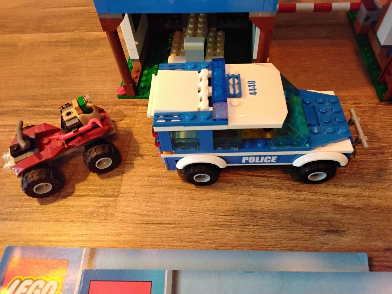 Foto 7 van LEGO CITY Bos Politiebureau - 4440

Mist alleen de zwarte be
