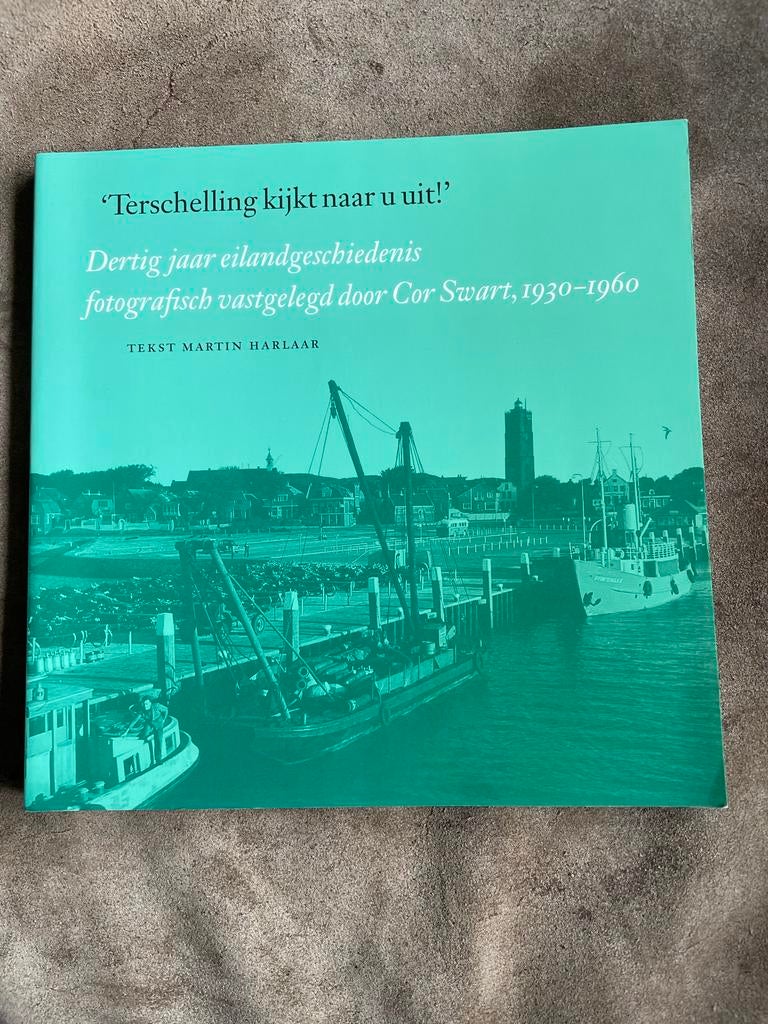 Terschelling kijkt naar u uit! Cor Swart 1930-1960, Boeken, Geschiedenis | Stad en Regio, Ophalen of Verzenden, 20e eeuw of later