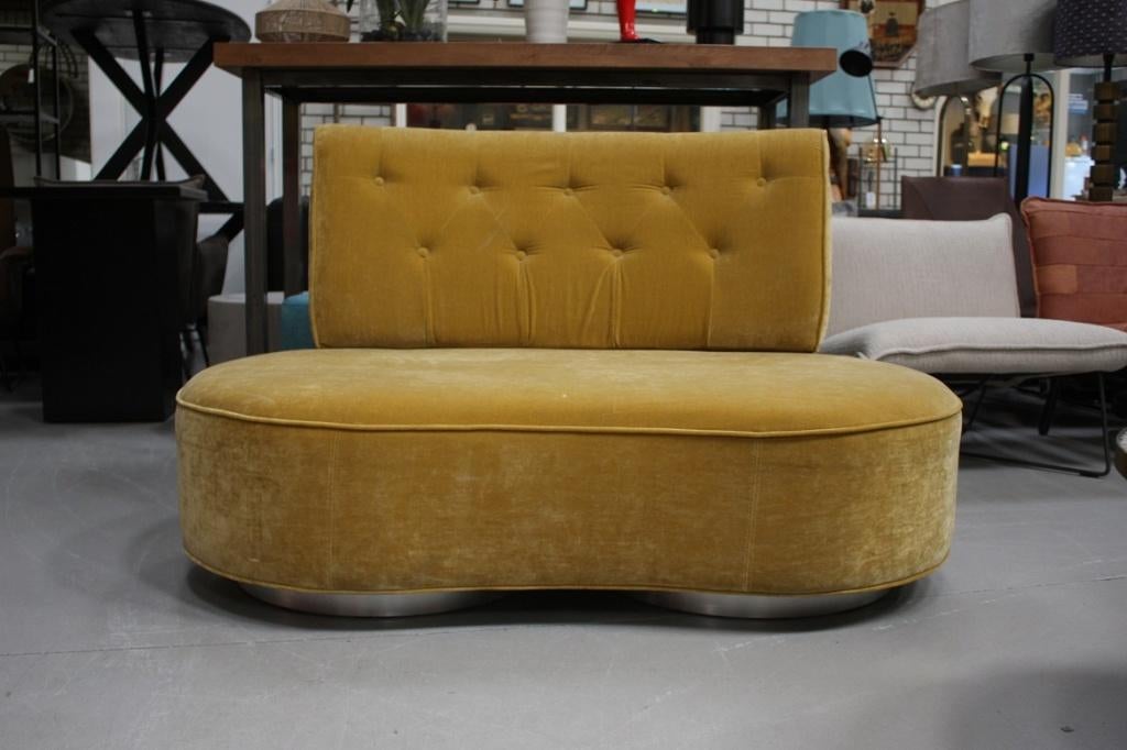 Leuke luxe bank velvet okergeel knopen ronde vormen salon, Ophalen, Zo goed als nieuw, Stof, 75 tot 100 cm