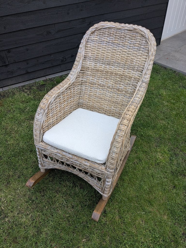Schommelstoel wicker babykamer, Kinderen en Baby's, Kinderkamer | Tafels en Stoelen, Ophalen, Gebruikt, Stoel(en)