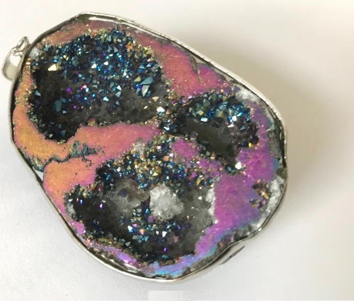Prachtige grote druzy geode Titaniumkwarts edelsteen hanger, Sieraden, Tassen en Uiterlijk, Kettinghangers, Ophalen, Zo goed als nieuw
