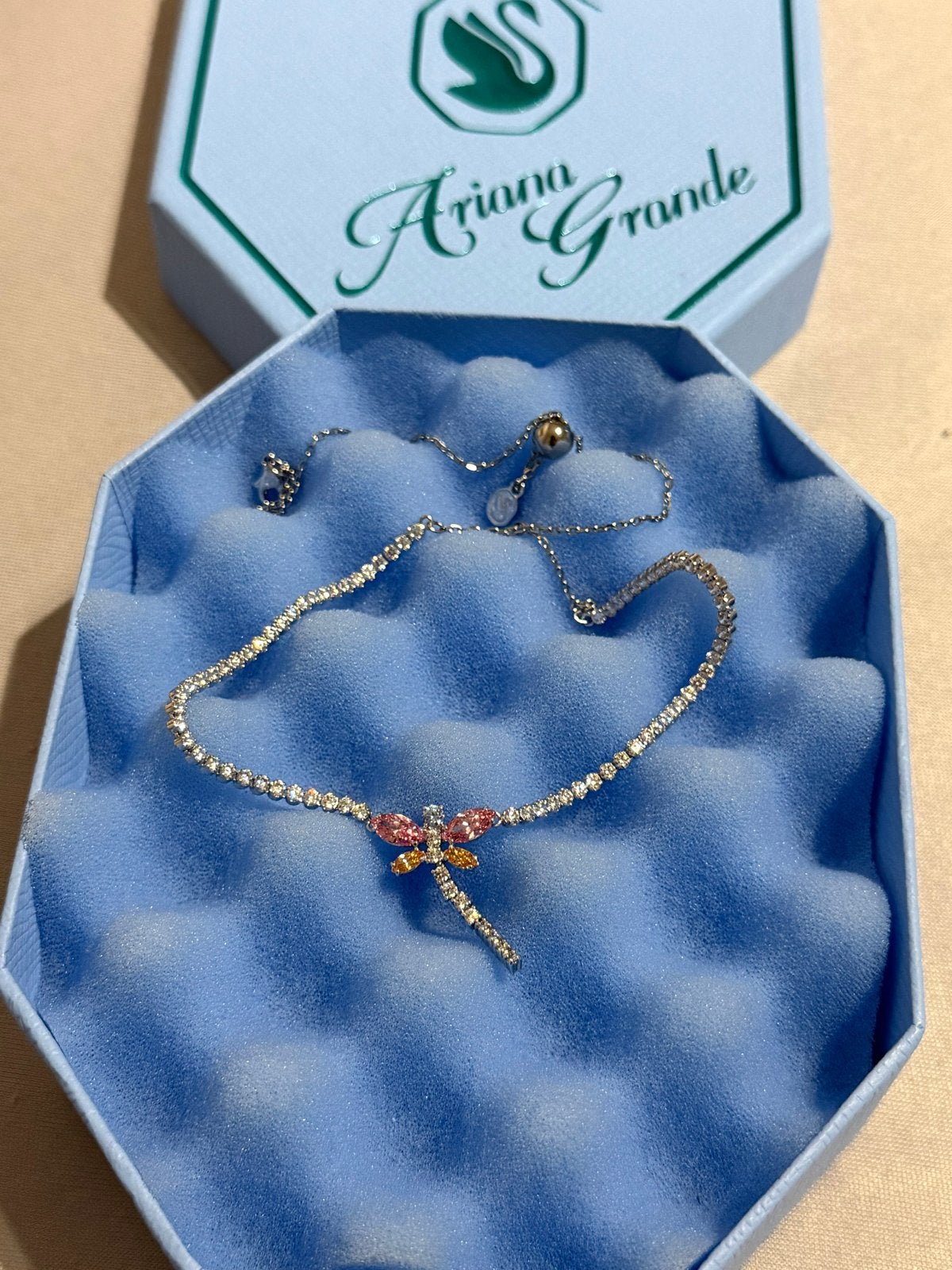 Ariana Grande ketting met libelle hanger en kristallen, Met kristal, Overige materialen, Nieuw, Ophalen of Verzenden