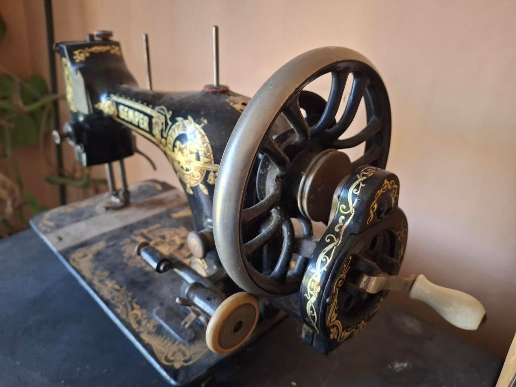 Antieke Semper naaimachine van gietijzer, Ophalen