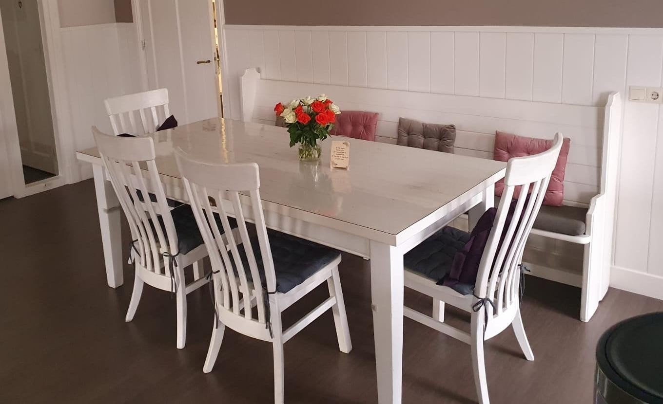 witte eethoek (grenen) met 6 stoelen en kerkbank, Ophalen, Gebruikt, 4 tot 6 stoelen