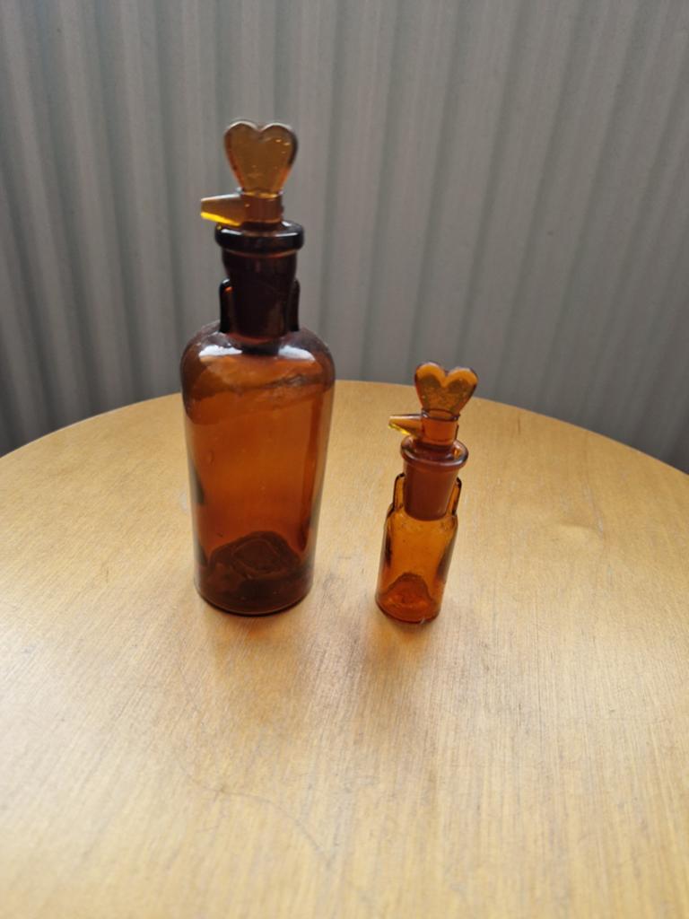 2 antieke amberkleurige druppelflesjes. Lambrechts patent., Ophalen of Verzenden