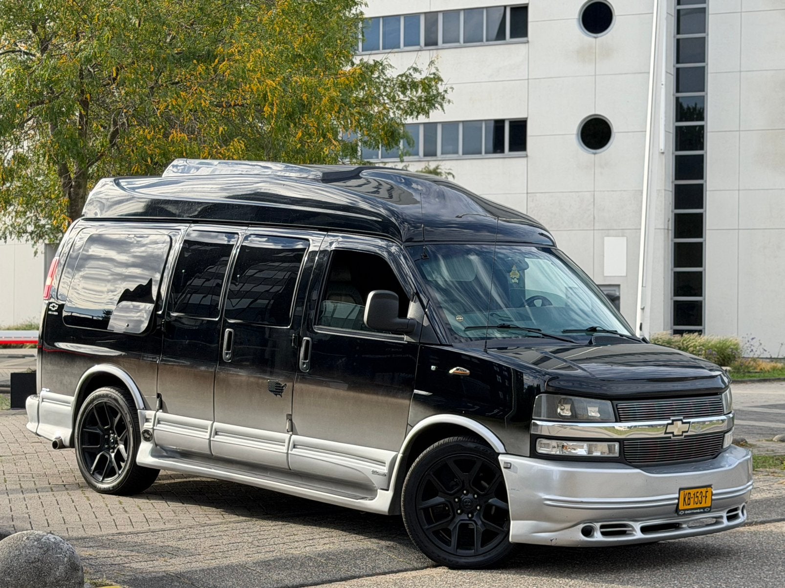 VIP Chevy Van Camper V8 5.3 LPG G3 7pers LWB 22” Smart-TV US, Auto's, Automaat, Achterwielaandrijving, Zwart, Leder