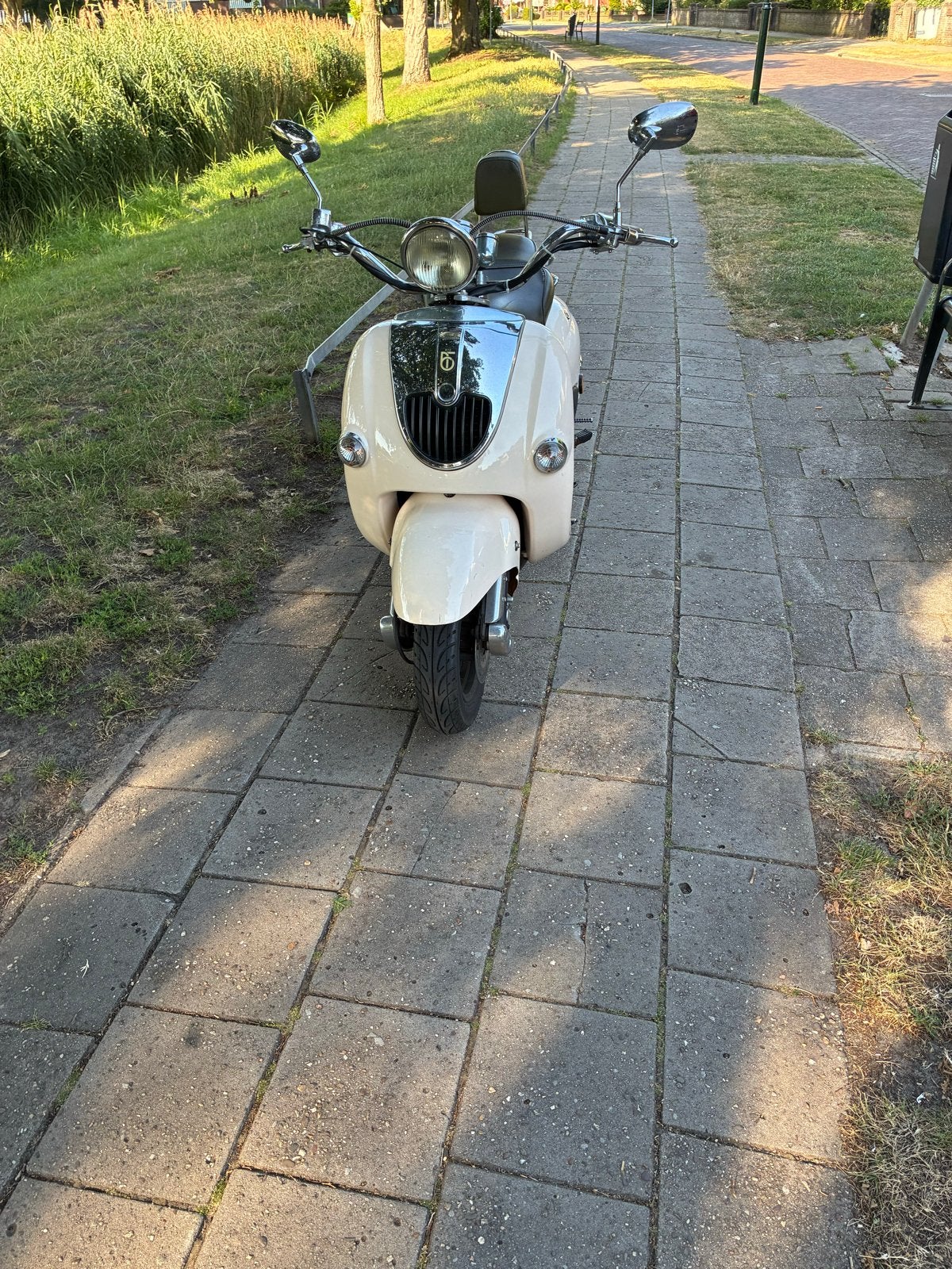 Grande Retro Scooter - Crème Kleur, Fietsen en Brommers, Brommeronderdelen | Scooters, Ophalen of Verzenden, Gebruikt, Overige merken