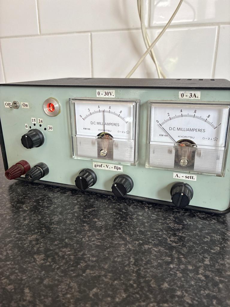 Zelfbouw Regelbare Voeding 0-30V 0-3A met Meters, Ophalen of Verzenden, Gebruikt