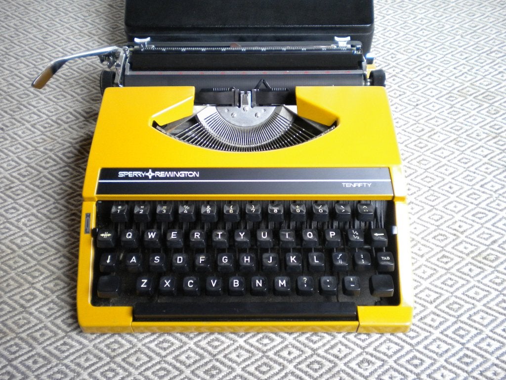 Remington TENFIVTY portable schrijfmachine geel met koffer., Diversen, Typemachines, Ophalen of Verzenden, Gebruikt