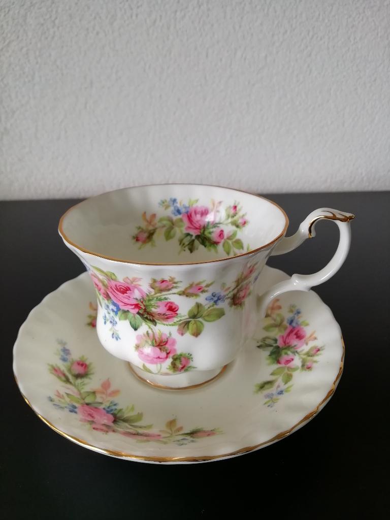 Royal Albert Moss Rose kop en schotel, Verzamelen, Porselein, Kristal en Bestek, Ophalen of Verzenden, Zo goed als nieuw, Porselein