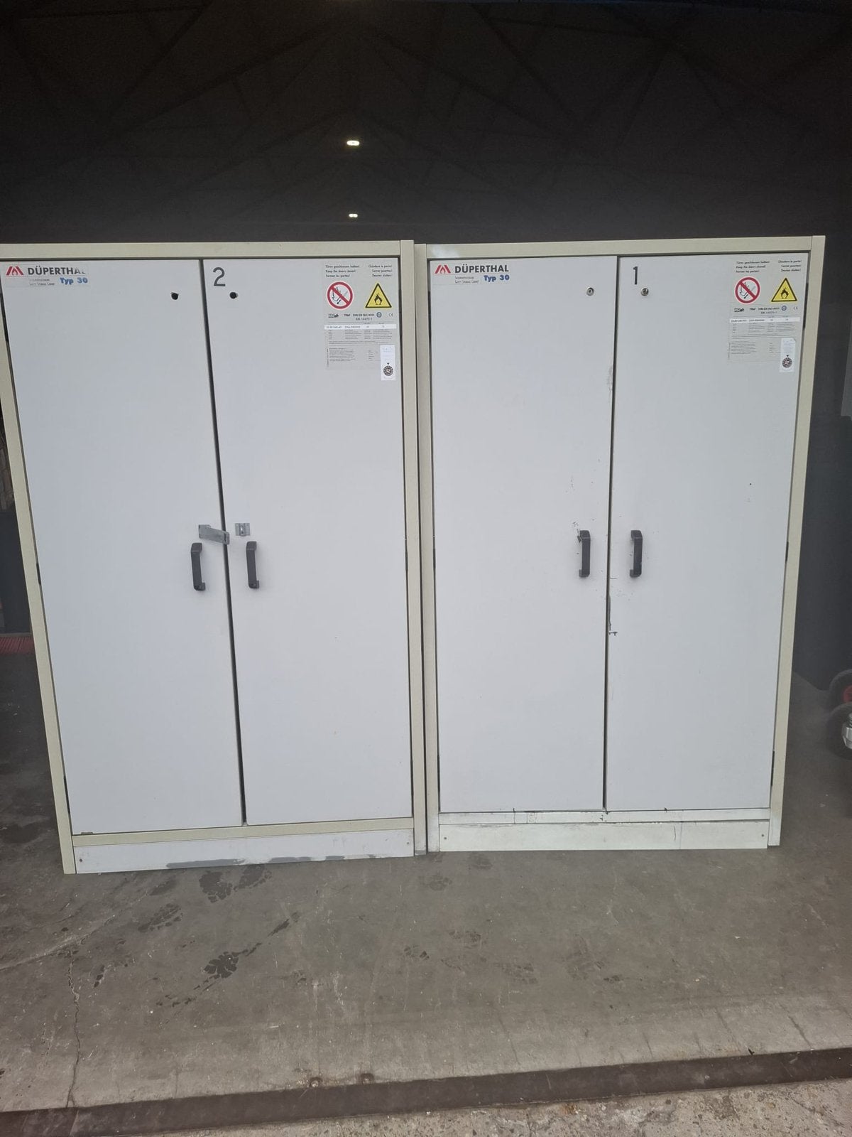 2 zware houten chemiekasten met stalen lekbakken, Gebruikt, 100 tot 150 cm, 200 cm of meer, Chemiekasten