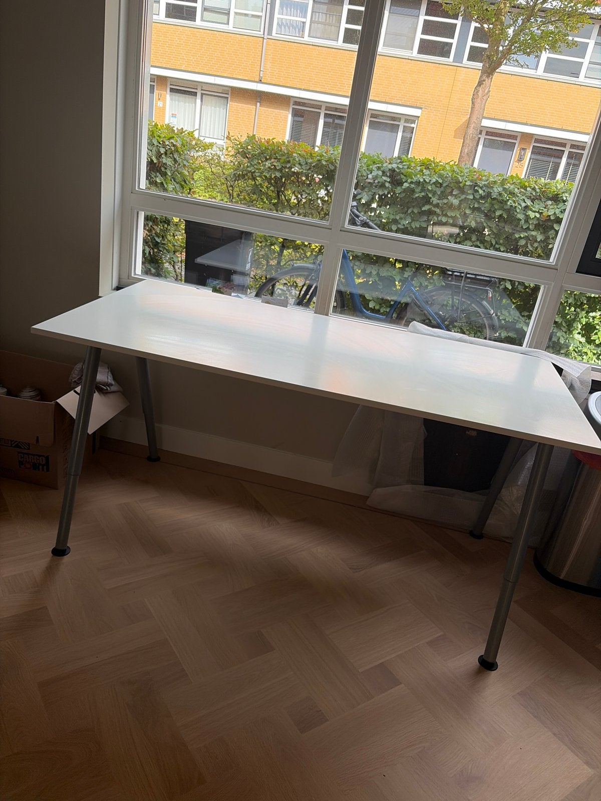 IKEA Galant bureau - Wit met verstelbare poten, Ophalen, Gebruikt, Spaanplaat of MDF, In hoogte verstelbaar