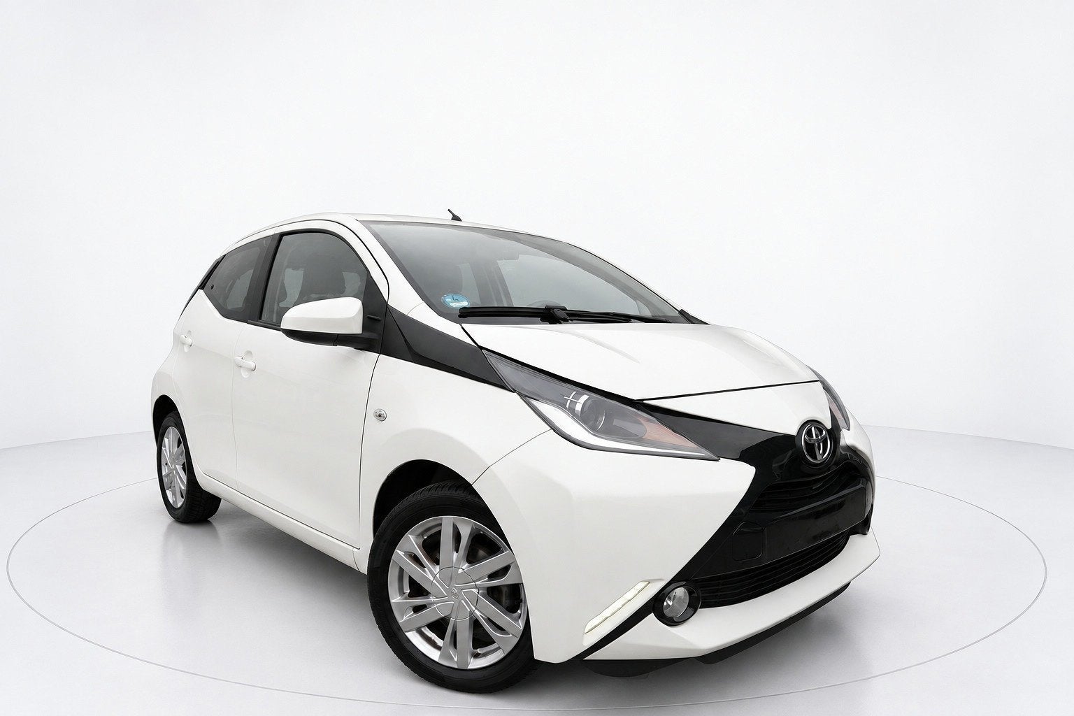Toyota Aygo 1.0 VVT-i x-play AUTOMAAT AIRCO, Auto's, Stof, Gebruikt, 4 stoelen, Wit