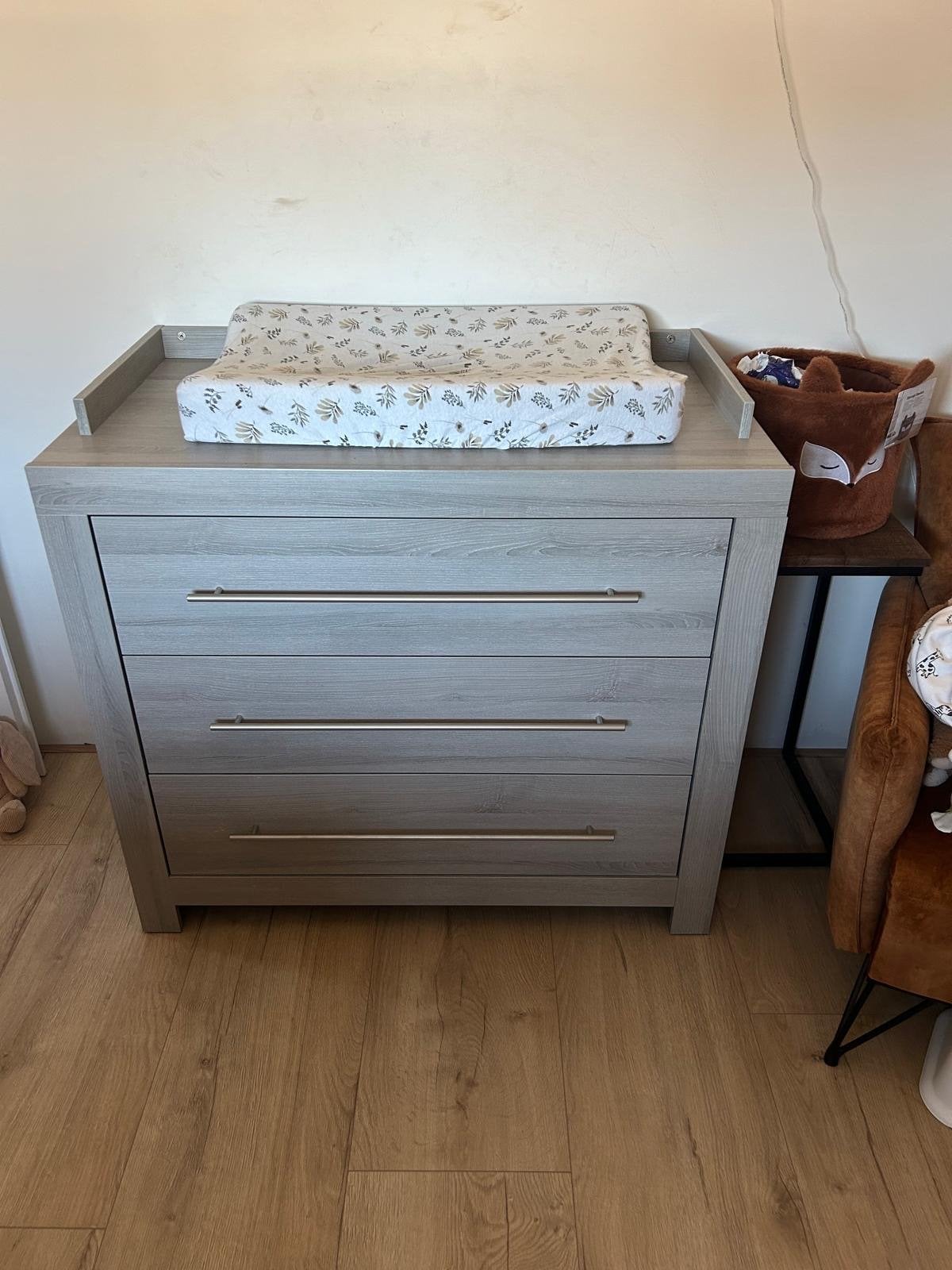 Complete Babykamer: Commode, Kledingkast en Ledikant, Ophalen, Zo goed als nieuw, Jongetje of Meisje